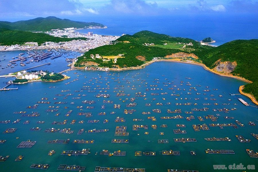 (越过闸坡渔港就是北洛(北洛实景 北洛湾三面环山,面临大海,海岸常