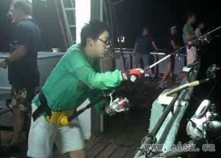 上海14岁小女孩南中国海力搏38斤狗牙金枪鱼