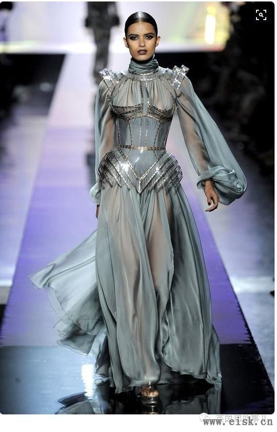 当时尚混入冰冷坚硬的中世纪铠甲风,一下就惊艳了